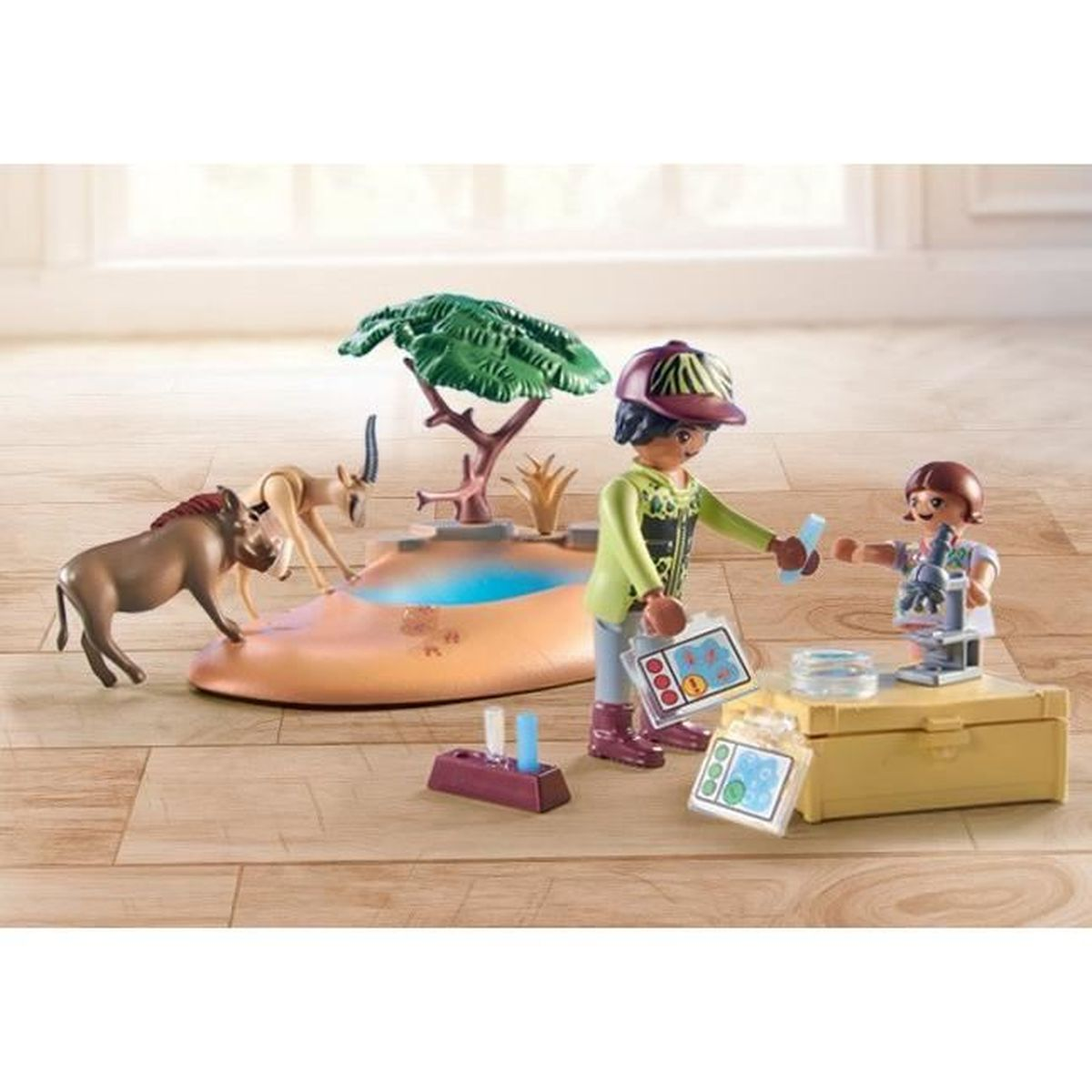 Playmobil-Set: Wissenschaftler mit Mikroskop, ein Kind und eine afrikanische Landschaft mit Tieren und einem Wasserloch.