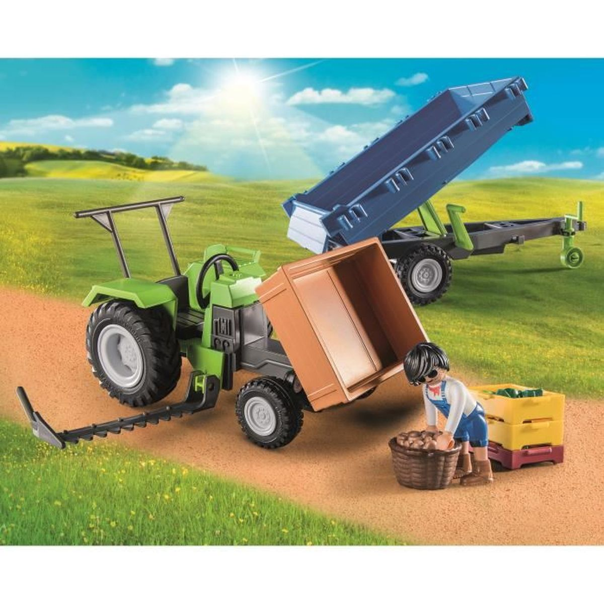 Ein grüner Traktor mit einem braunen Anhänger steht auf einer unbefestigten Straße. Eine Figur belädt einen Korb mit braunen Kartoffeln. Im Hintergrund ist ein blauer Himmel zu sehen.