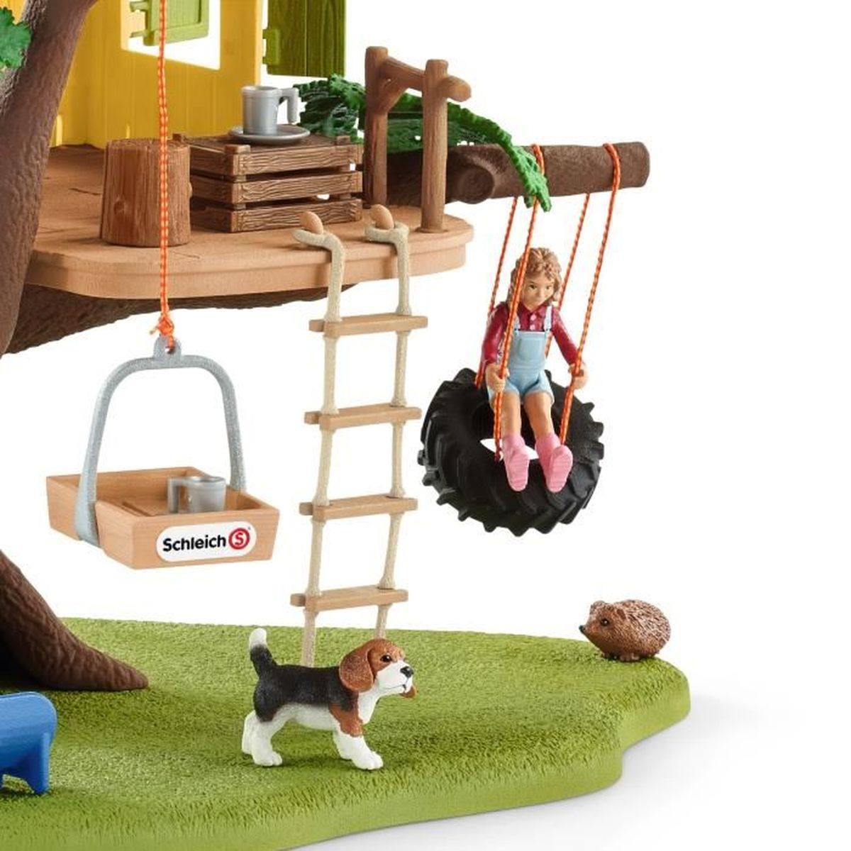 Ein Mädchen schaukelt auf einer Reifenschaukel. Ein Hund und ein Igel befinden sich auf dem grünen Gras. Ein Baumhaus mit Leiter ist sichtbar.