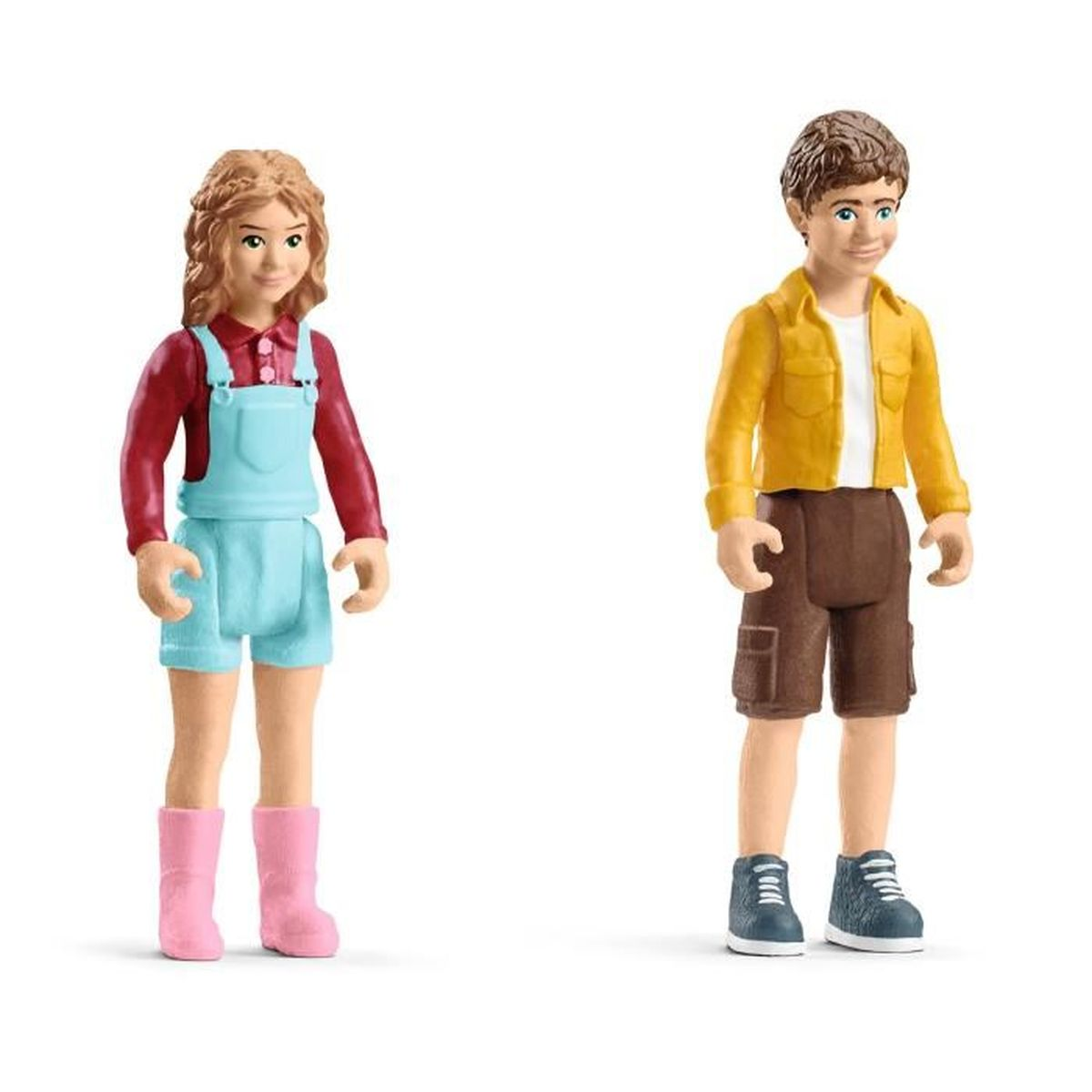 Zwei Spielfiguren: ein Mädchen in Latzhose und Stiefeln und ein Junge in gelber Jacke und Shorts, stehen auf weißem Grund.