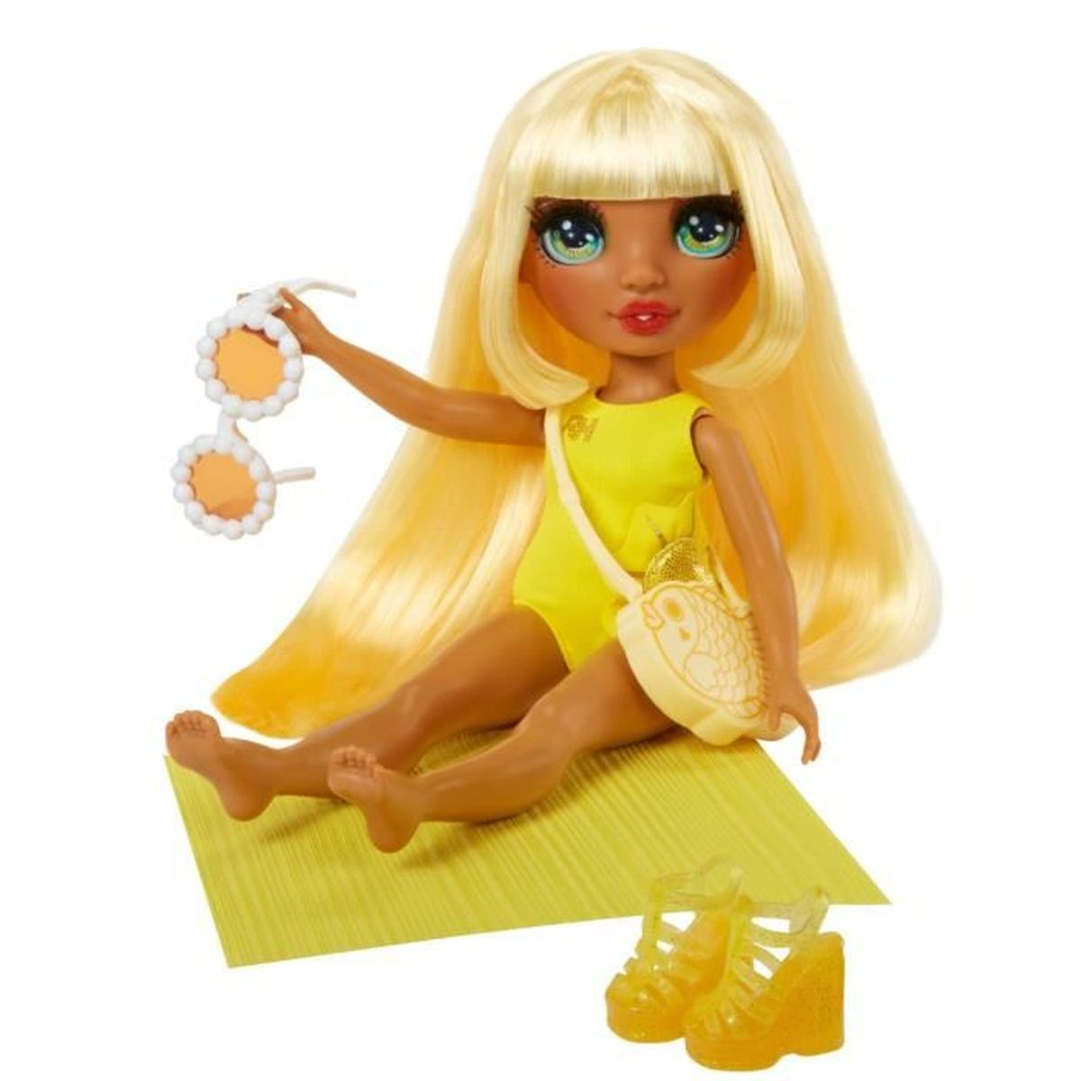 Eine Puppe mit langen blonden Haaren, die einen gelben Badeanzug trägt und eine Sonnenbrille und eine Handtasche hält. Gelbe Schuhe sind im Vordergrund.