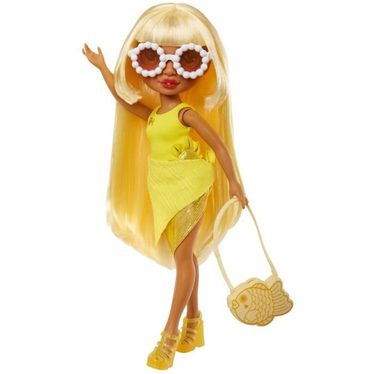 Eine Puppe mit gelbem Haar, Sonnenbrille und Kleidung. Sie hält eine fischförmige Handtasche. Die Puppe steht. Der Hintergrund ist weiß.