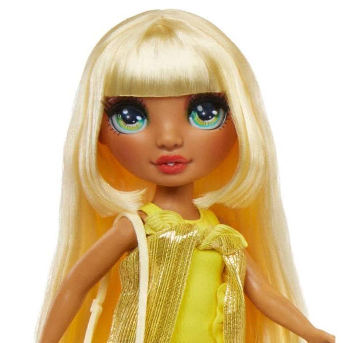 Eine Puppe mit blonden Haaren, blauen Augen, einem gelben Kleid und einer goldenen Jacke, die eine weiße Tasche hält.