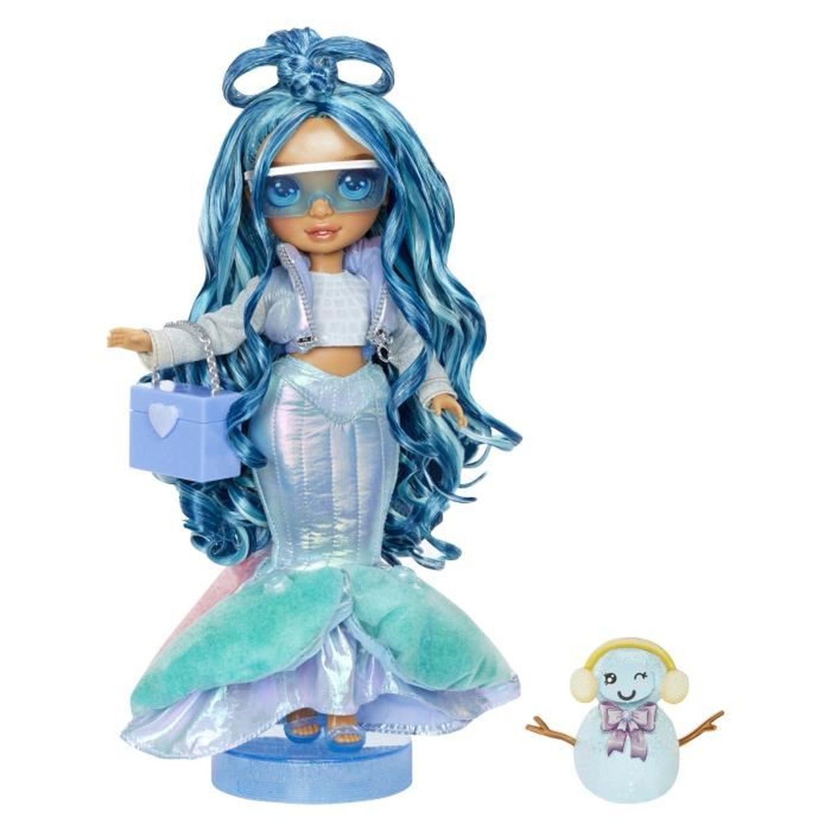 Eine Puppe mit blauen Haaren und Sonnenbrille, Meerjungfrauenschwanz, hält eine Handtasche, neben einem Schneemann.