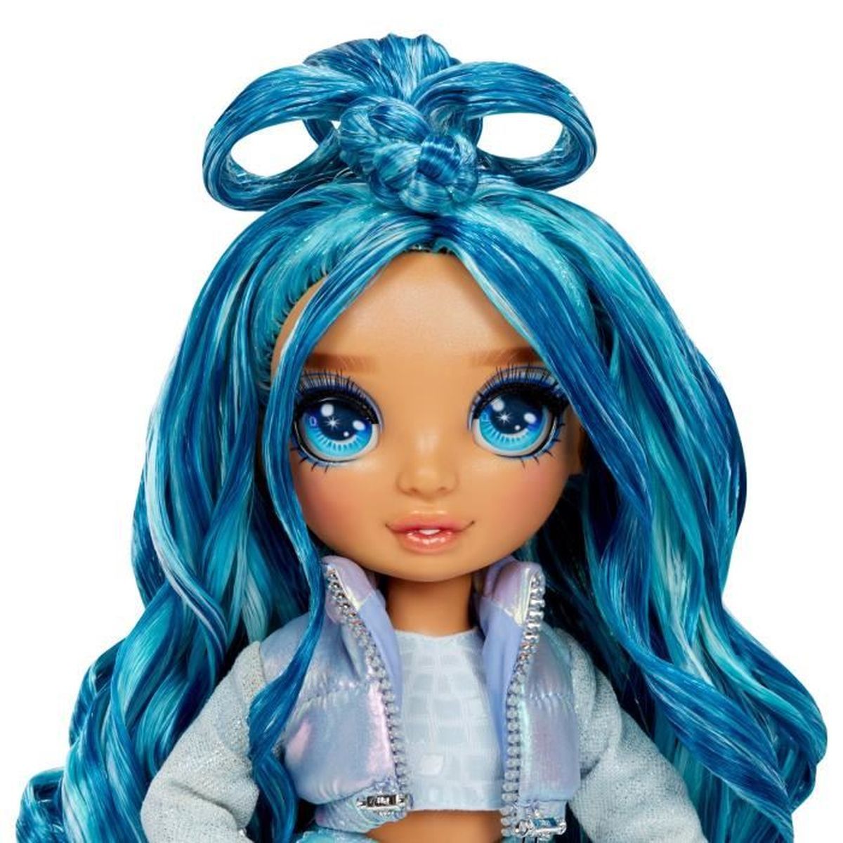 Eine Puppe mit blauen Haaren und großen blauen Augen. Die Puppe trägt eine silberne Jacke und ein weißes Oberteil. Der Hintergrund ist weiß.