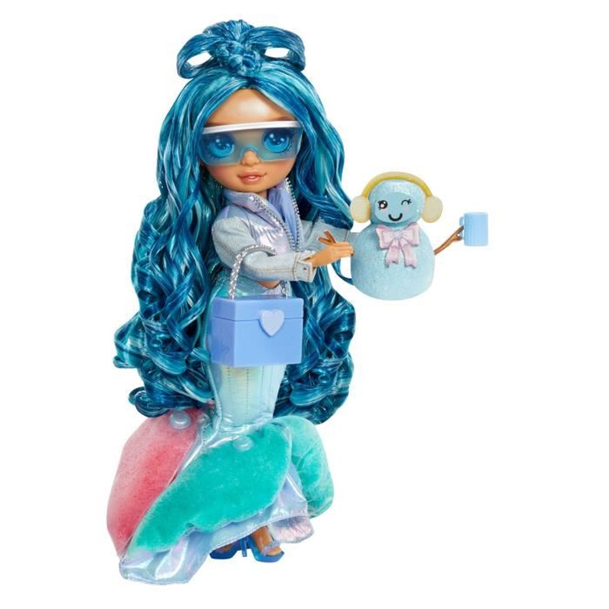 Eine Puppe mit blauen Haaren und Winterkleidung, die eine Handtasche und einen Schneemann mit Ohrenschützern hält. Die Puppe hat eine Sonnenbrille und High Heels.
