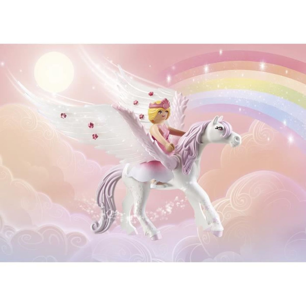 Un pegaso giocattolo con una ragazza che lo cavalca, contro un cielo rosa con arcobaleno e nuvole. La ragazza indossa rosa e una corona.