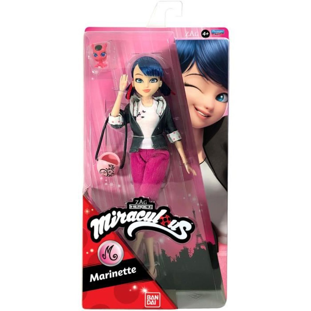 Eine Puppe von Marinette aus Miraculous, in Verpackung. Sie trägt ein weißes Oberteil, eine pinke Hose und eine schwarze Jacke. Eine pinke Handtasche hängt.