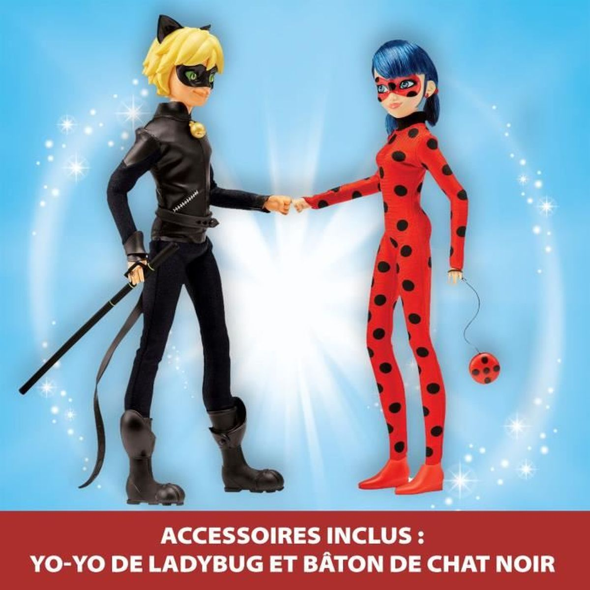 Zwei Puppen: Cat Noir und Ladybug. Ladybug in rotem Anzug mit schwarzen Punkten, Cat Noir in schwarzem Anzug. Sie halten Hände. Hintergrund ist blau.