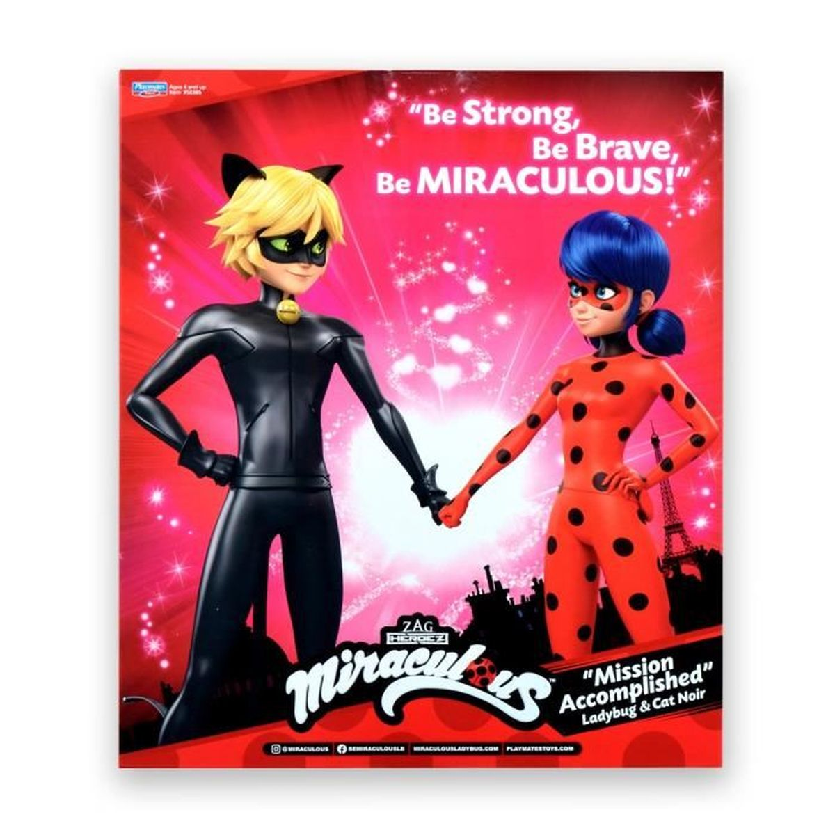 Poster von Miraculous-Charakteren. Cat Noir und Ladybug halten Händchen, roter Hintergrund, Text: Sei stark, sei mutig, sei MIRACULOUS!