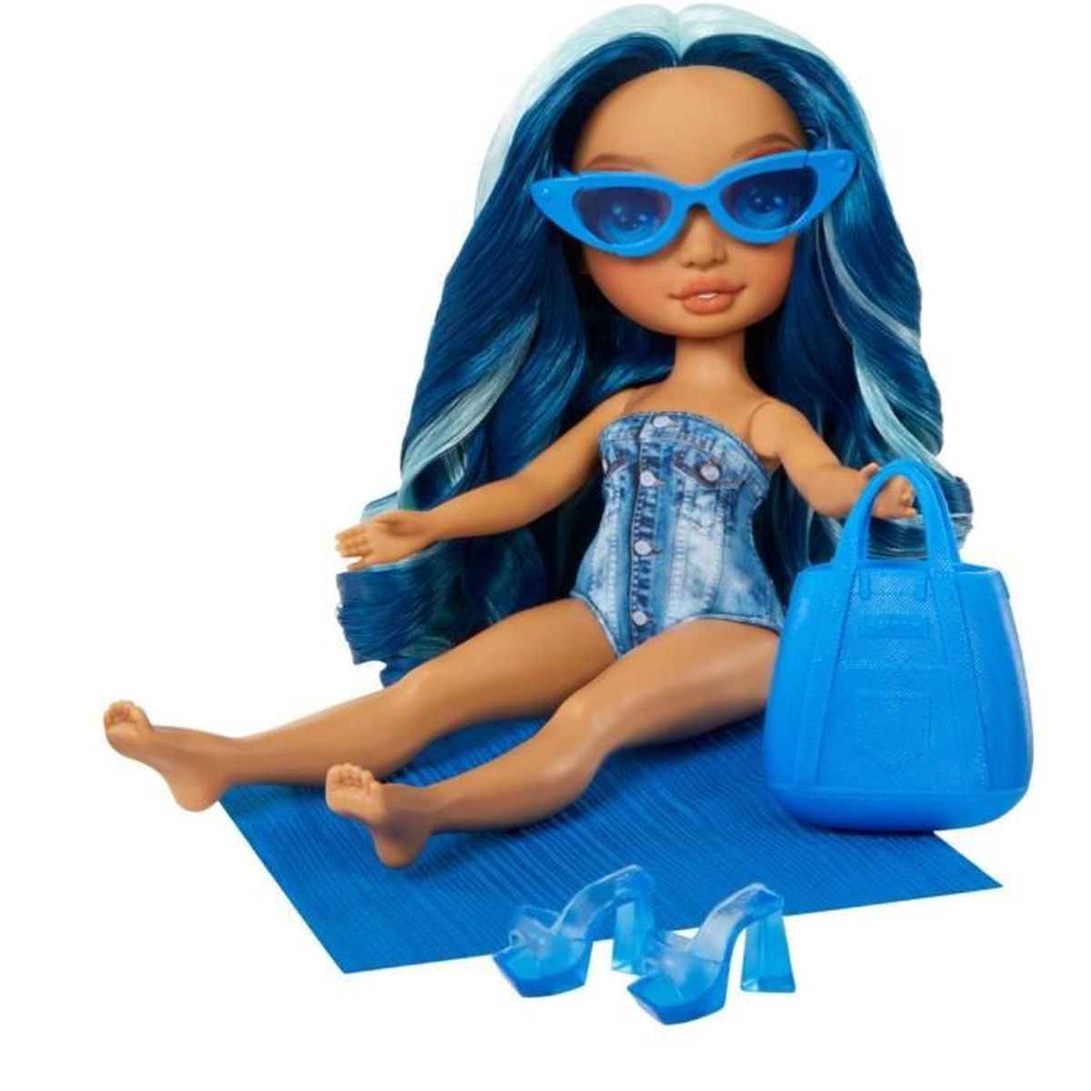 Una muñeca con pelo azul y gafas de sol, con un bañador vaquero. Está sentada en una alfombra azul, con una bolsa y zapatos azules.