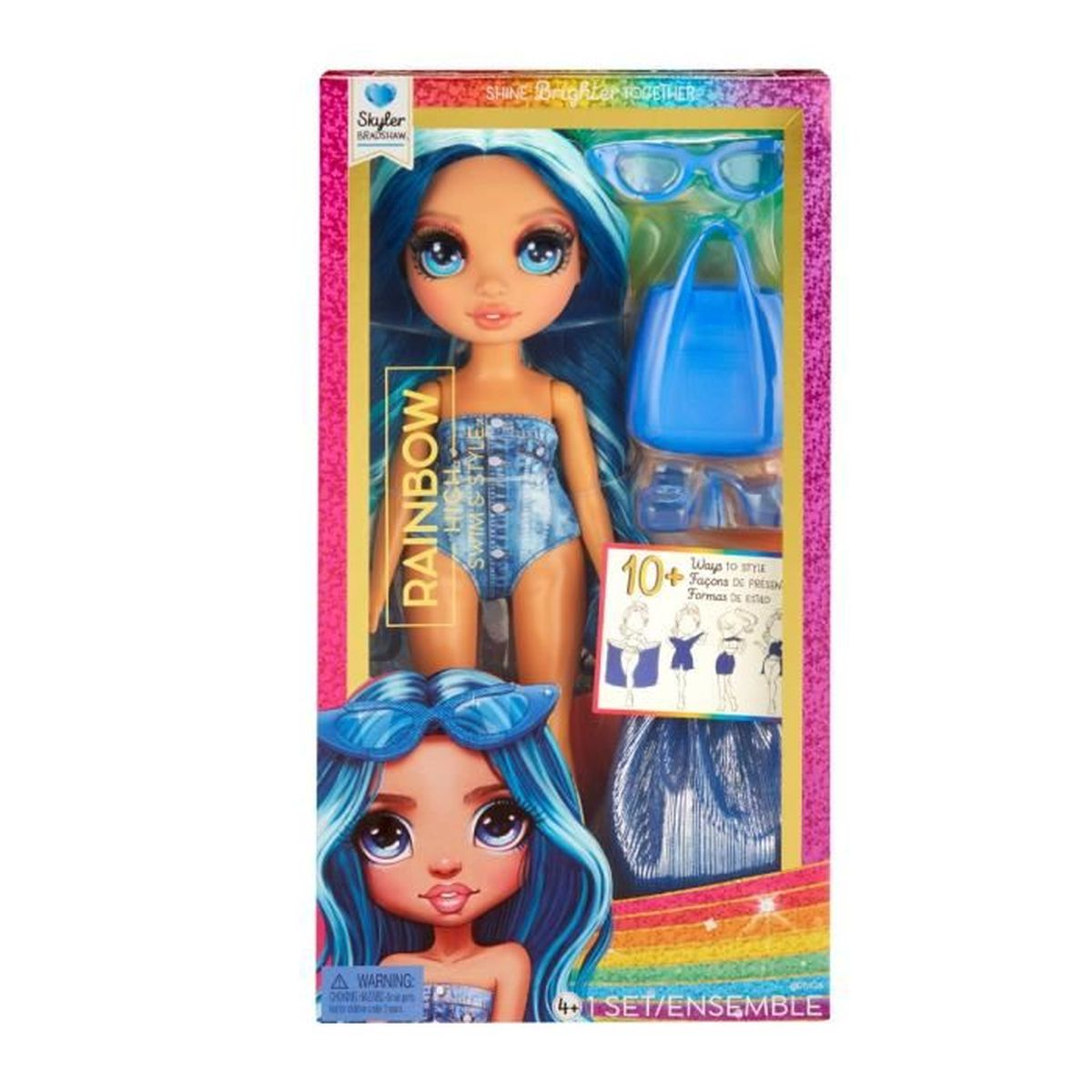 Una muñeca con un bañador de mezclilla está en una caja de Rainbow High. Los accesorios incluyen gafas de sol y una bolsa azul. La caja tiene texto.
