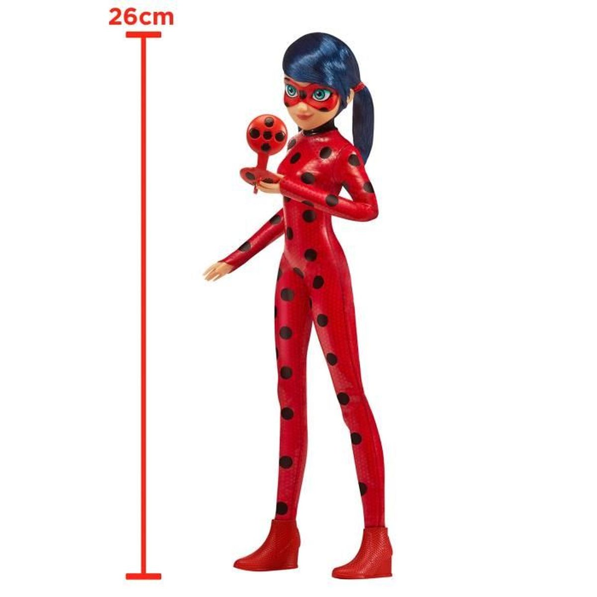 Puppe einer Figur in rotem Anzug mit schwarzen Punkten, hält ein rundes Objekt, blaue Haare und eine rote Messlinie.