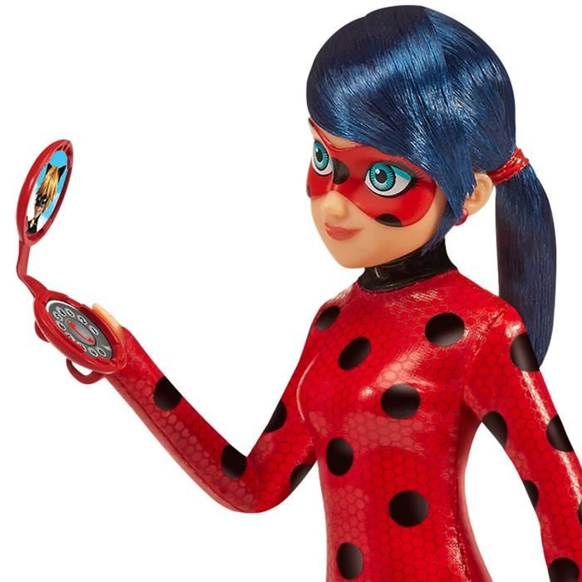 Eine Ladybug-Puppe mit blauen Haaren und einem roten Anzug mit schwarzen Punkten. Sie hält einen roten Spiegel und schaut hinein. Weißer Hintergrund.