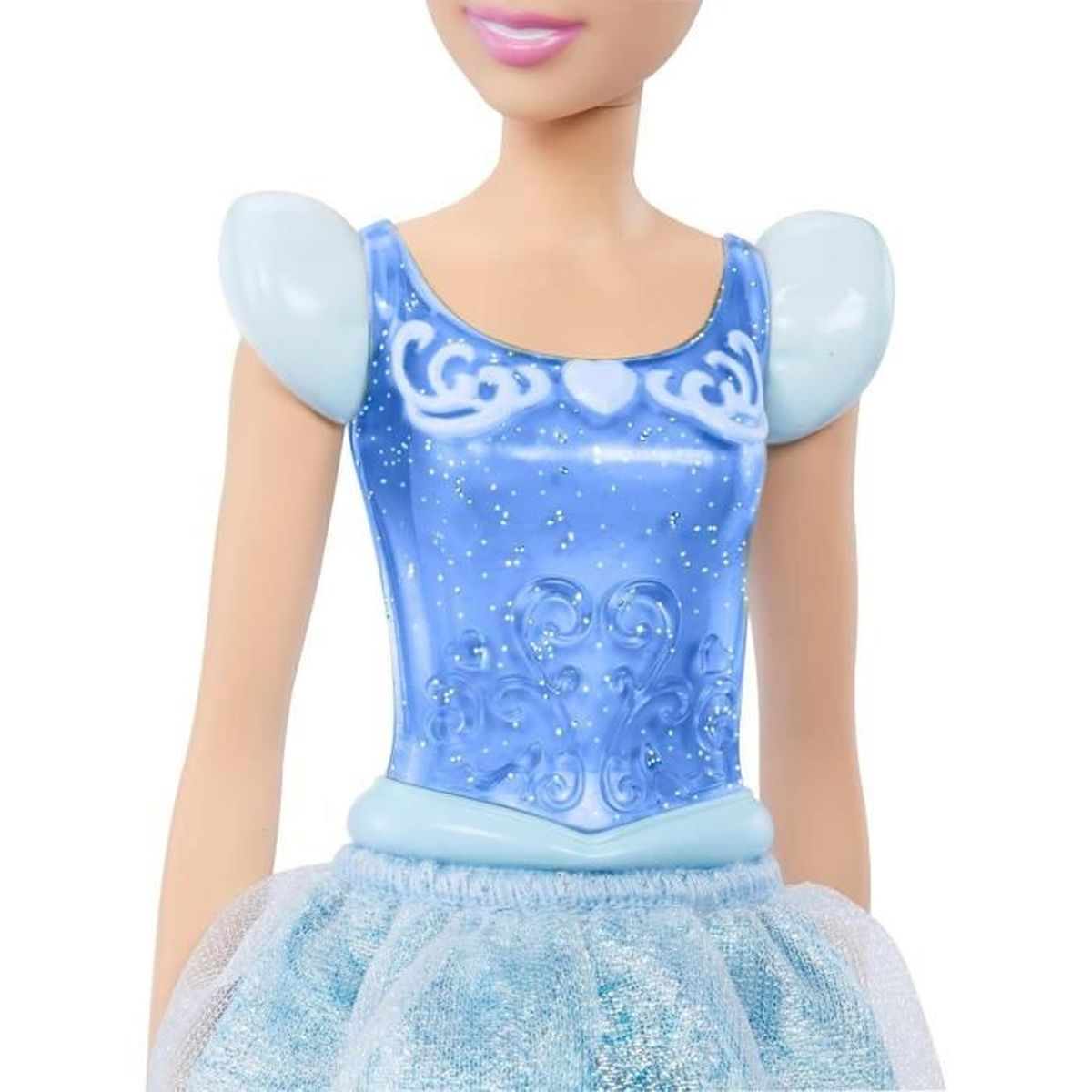 Se muestra una muñeca de Cenicienta, con un vestido azul. El vestido tiene un corpiño brillante y una falda en capas. La muñeca tiene piel clara y labios rosados.
