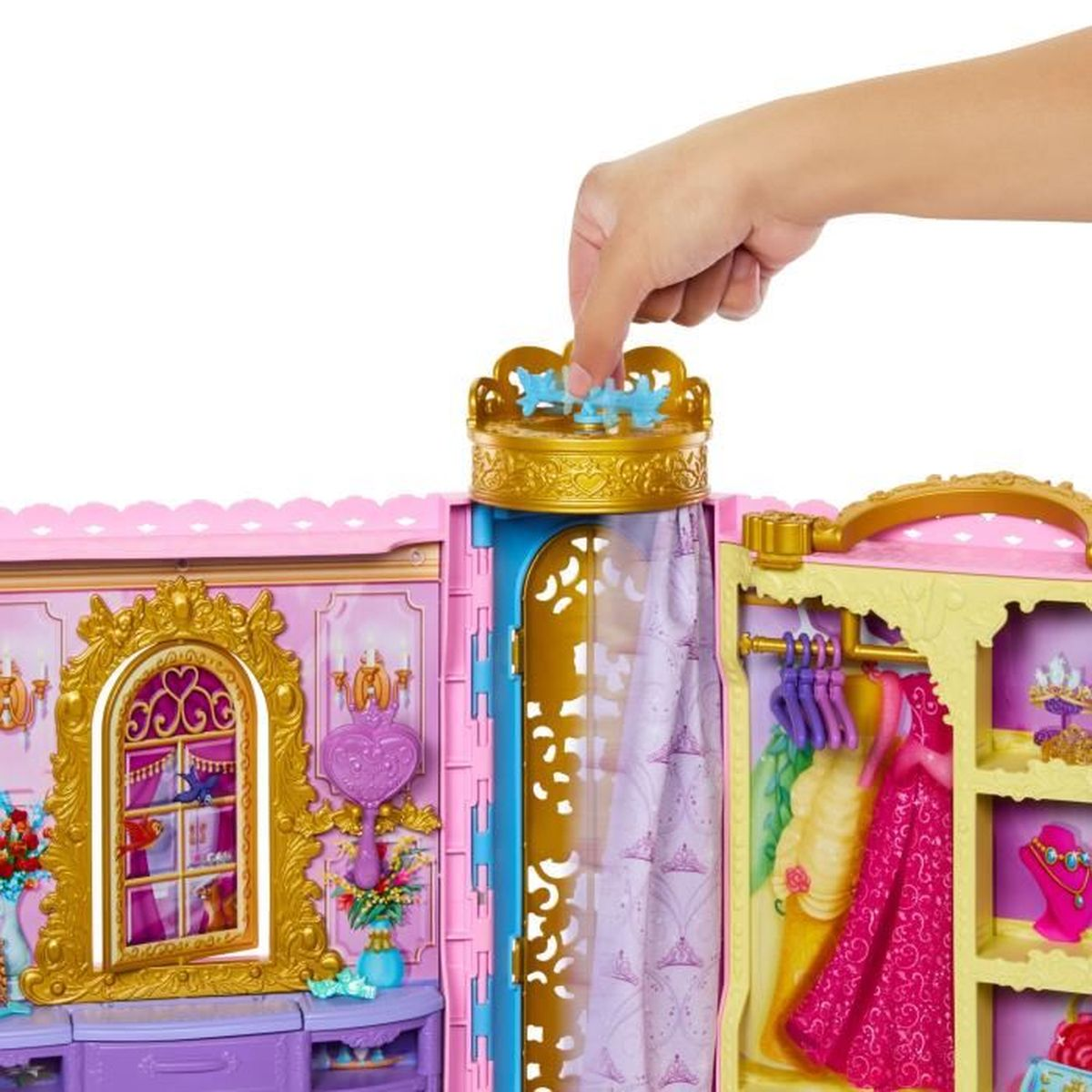Eine Hand interagiert mit einem Puppenhaus. Es hat ein rosa-goldenes Design mit Kleidern, einem Fenster und einem lila Schrank.