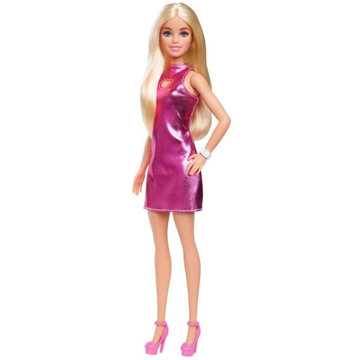 Eine Barbie-Puppe mit langen blonden Haaren, die ein pinkfarbenes Kleid, pinkfarbene Absätze und eine weiße Uhr trägt. Sie steht vor weißem Hintergrund.