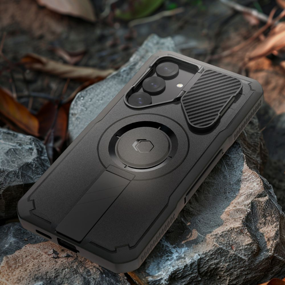 Eine schwarze Handyhülle mit Kameramodul liegt auf grauen Felsen, im Hintergrund Blätter.