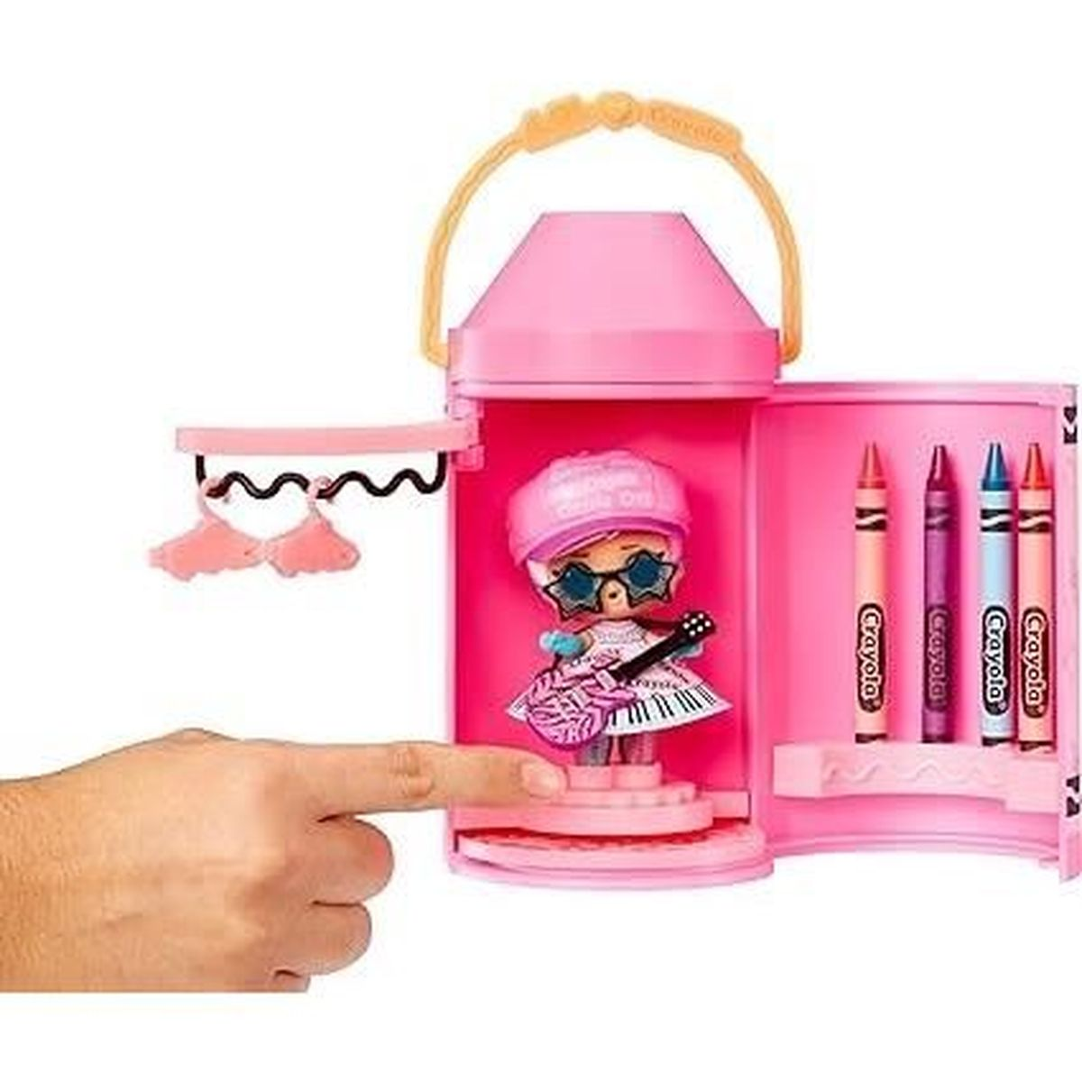 Ein rosa Spielset mit einer Puppe, die eine Sonnenbrille trägt und eine Gitarre hält. Crayola-Buntstifte sind an der Seite. Eine Hand zeigt darauf.