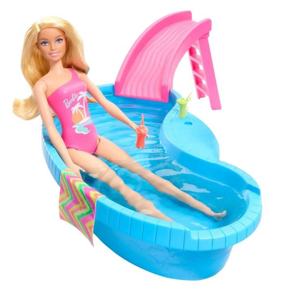 La bambola Barbie in costume da bagno rosa è seduta in una piscina blu con uno scivolo. Tiene in mano una bevanda e un asciugamano. Vicino c'è un bicchiere verde.