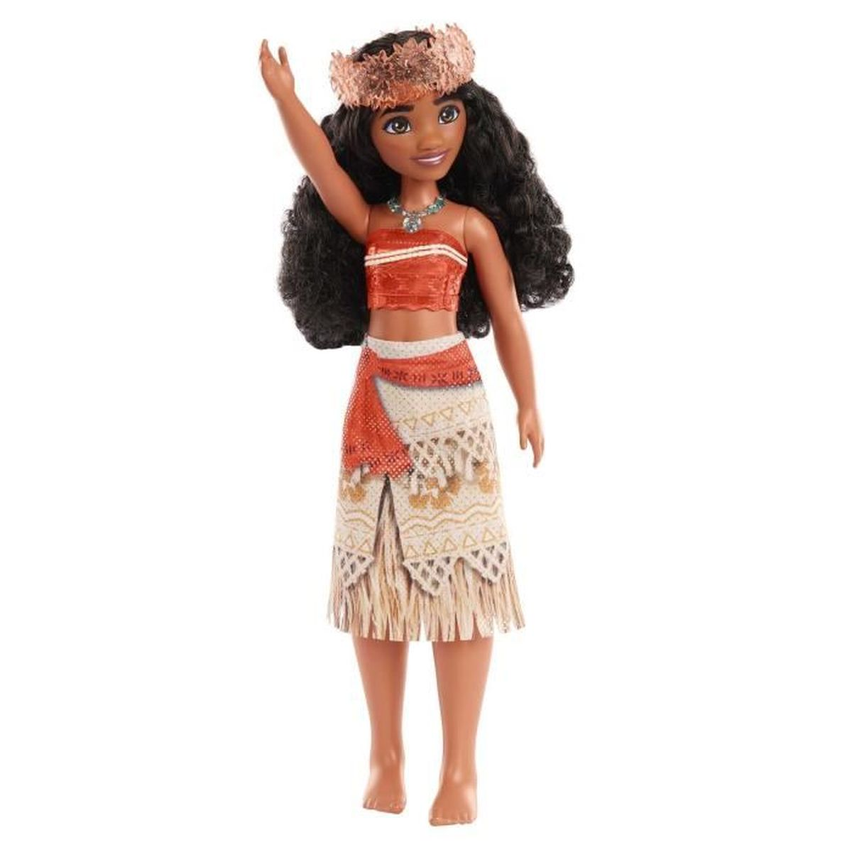 Una muñeca de Moana con atuendo tradicional, con corona y collar, levantando el brazo. La falda es detallada, y el fondo es blanco.