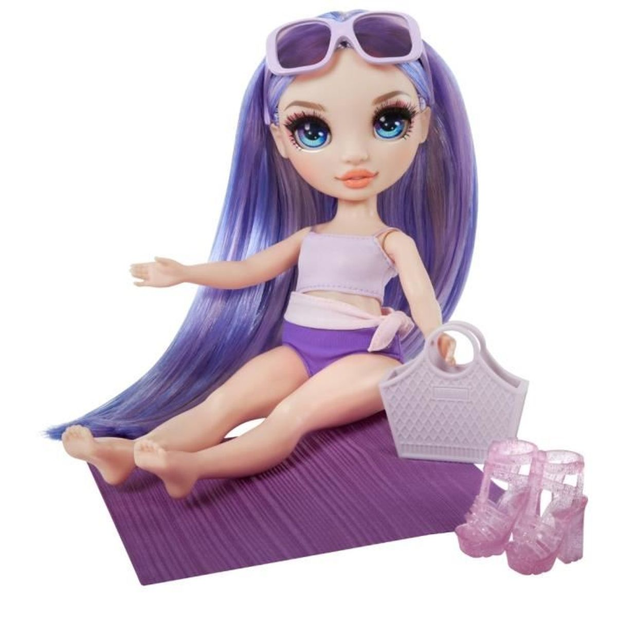 Una muñeca con pelo morado, gafas de sol y traje de baño está sentada en una esterilla morada. Accesorios: bolso y zapatos.