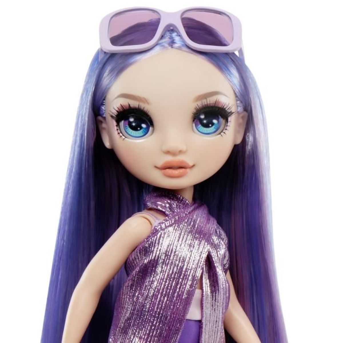 Una muñeca con largo cabello morado, gafas de sol y un vestido morado. Tiene ojos azules y tez clara. El fondo es blanco.