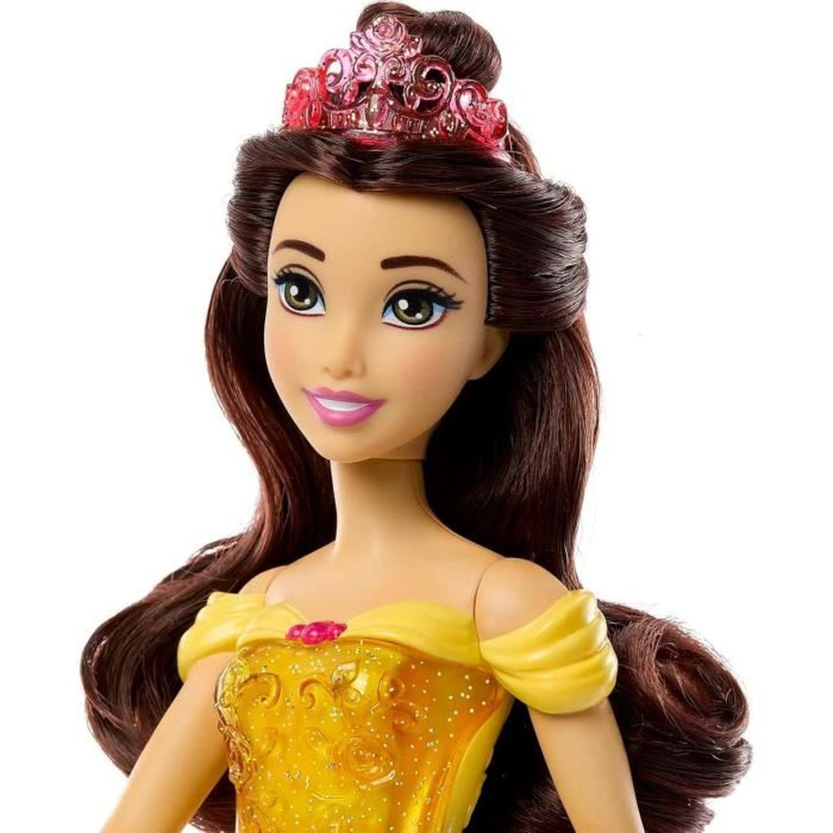 Eine Puppe von Belle mit braunem Haar, einer rosa Tiara und einem gelben Kleid. Sie hat ein lächelndes Gesicht und ist vor weißem Hintergrund.