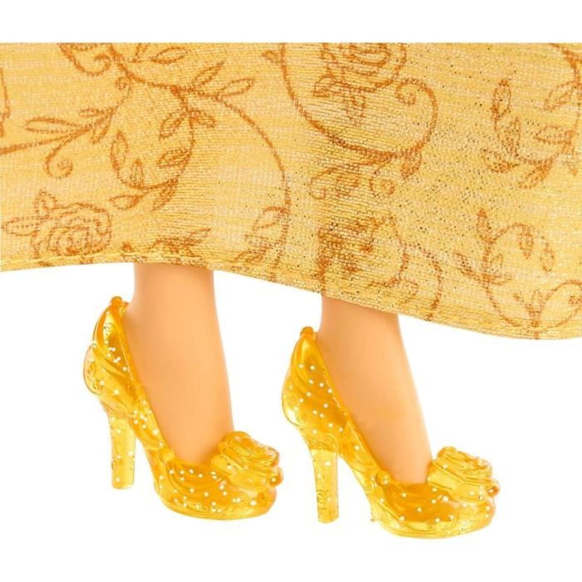 Sichtbar sind die Beine und Füße einer Puppe. Sie trägt durchsichtige, gelbe Absätze und ein gelbes Kleid mit Blumenmuster.