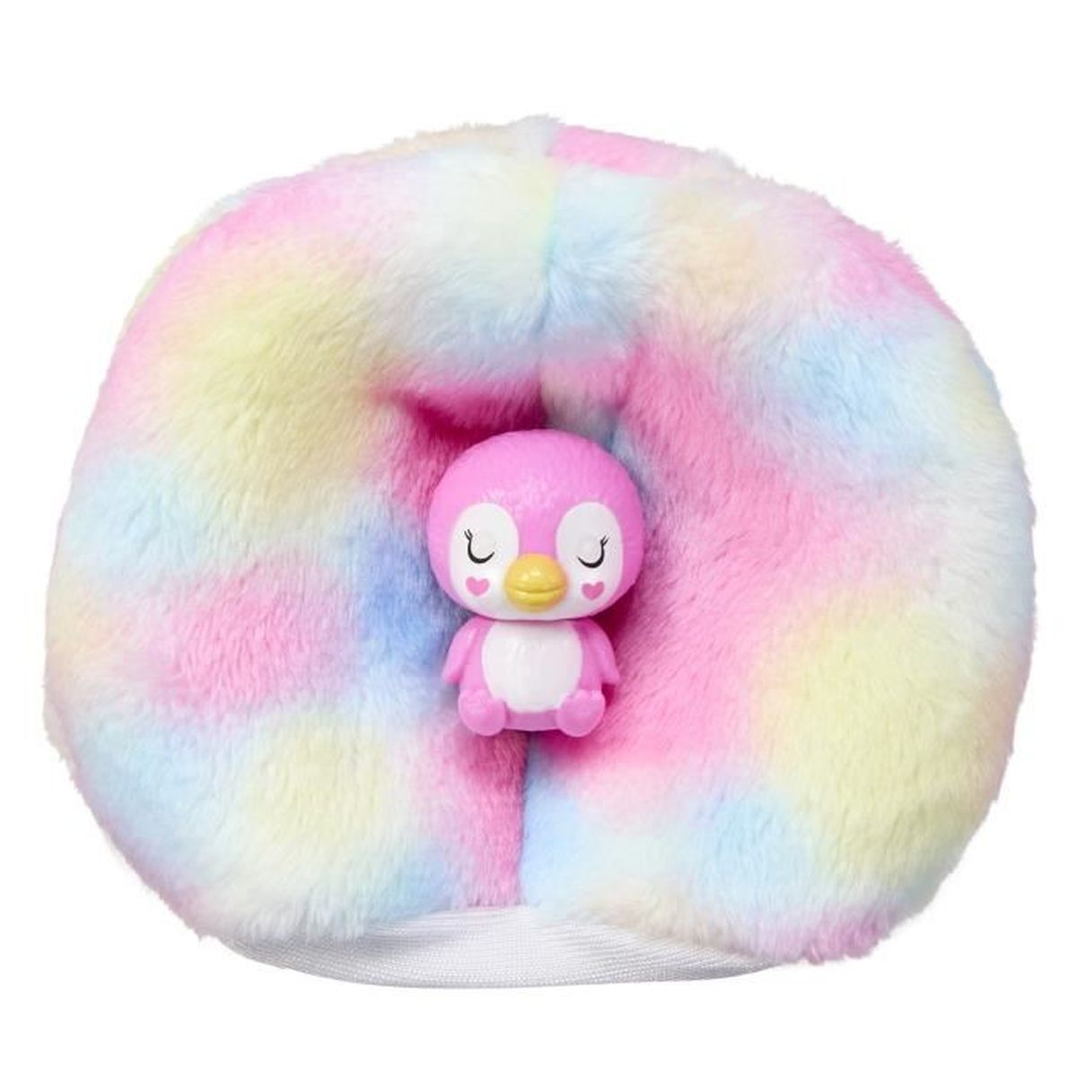 Różowa zabawka pingwina siedzi na kolorowym, puszystym łóżku. Łóżko ma odcienie różu, błękitu, żółci i bieli. Pingwin ma zamknięte oczy i żółty dziób.