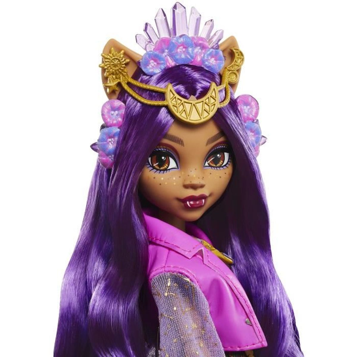 Una muñeca con cabello morado, una tiara dorada y una chaqueta rosa. Tiene ojos marrones y tez clara. El fondo es blanco.