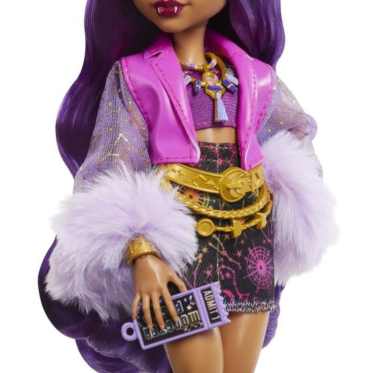 Una muñeca con pelo morado, con chaqueta morada y puños de piel, sosteniendo un boleto. La muñeca tiene lápiz labial oscuro y un cinturón dorado.