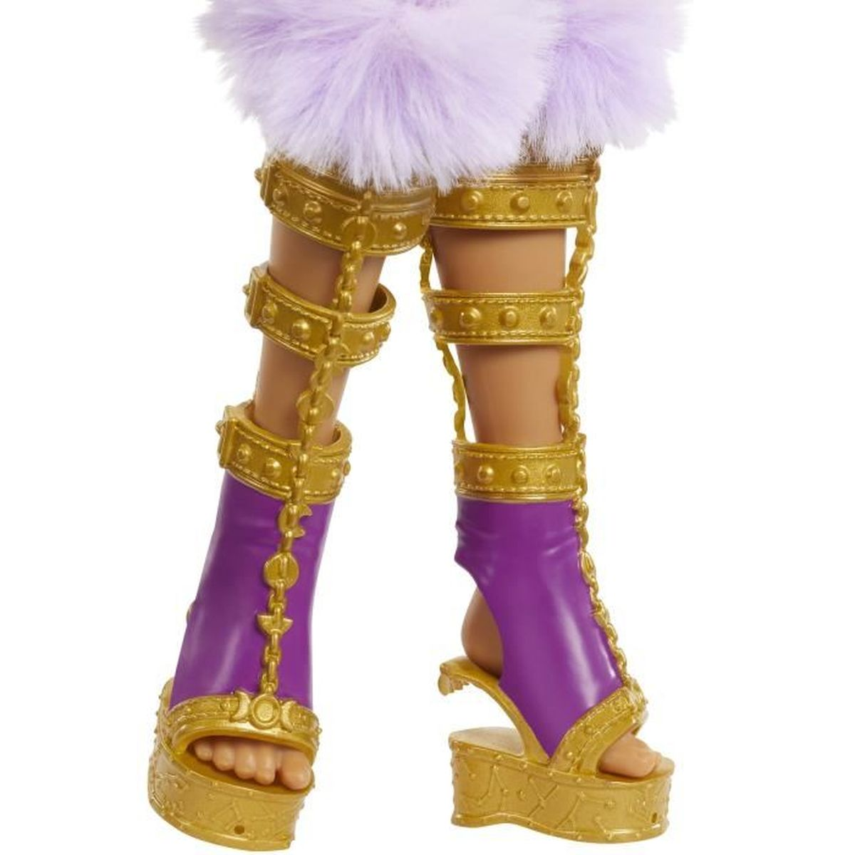 Piernas de muñeca con sandalias de plataforma moradas y doradas. Correas doradas envuelven las piernas. Un material morado y esponjoso en la parte superior.