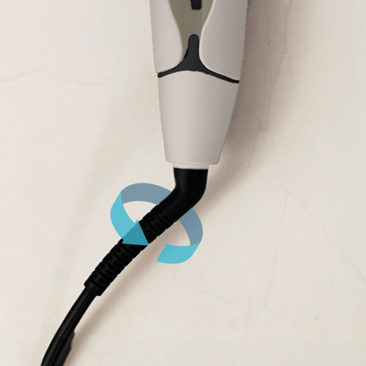 Un conector de carga blanco y negro con cable negro. Una flecha circular turquesa indica movimiento de rotación.