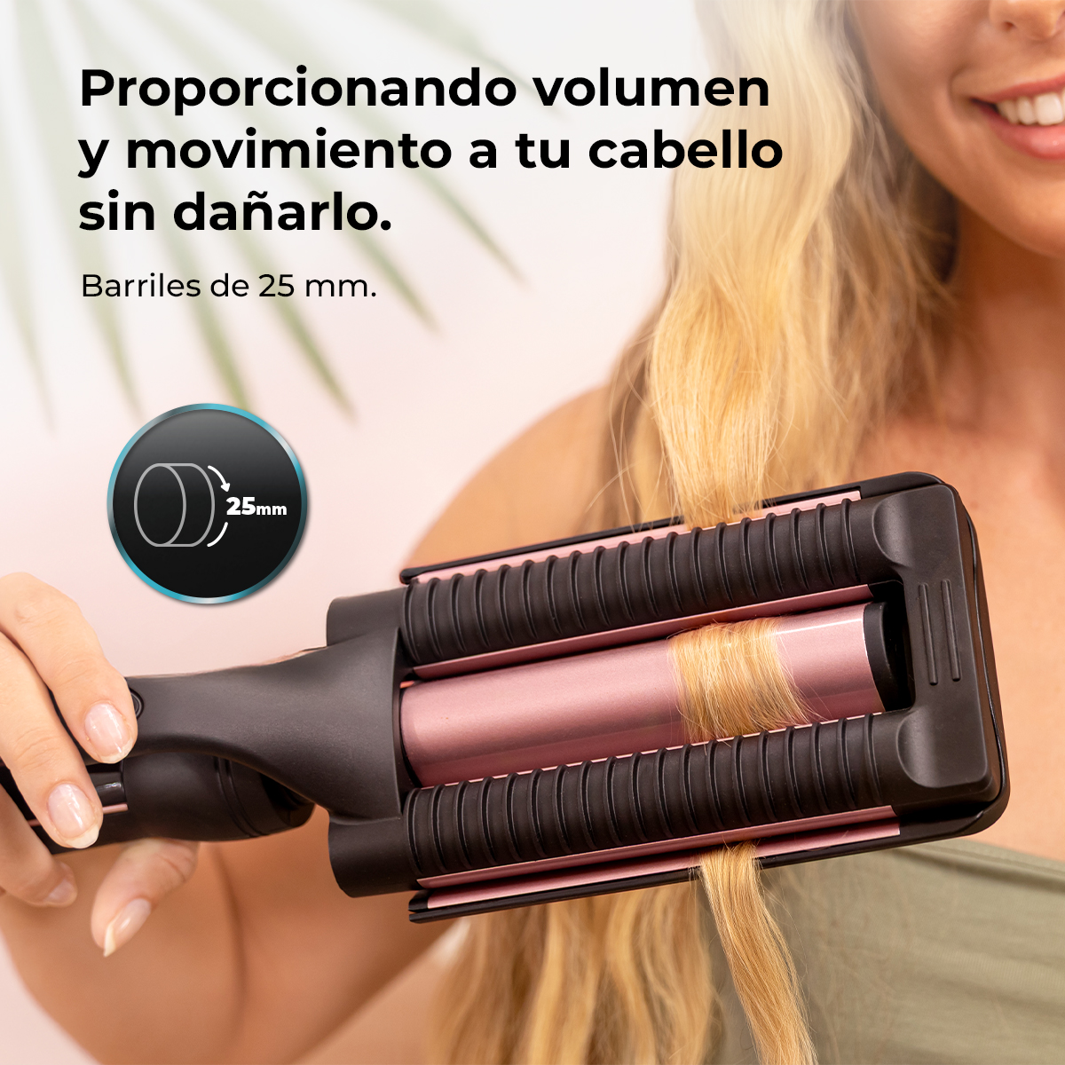 Una mujer usa una onduladora. La onduladora es negra y rosa, rizando cabello rubio. El texto dice 'volumen y movimiento'.