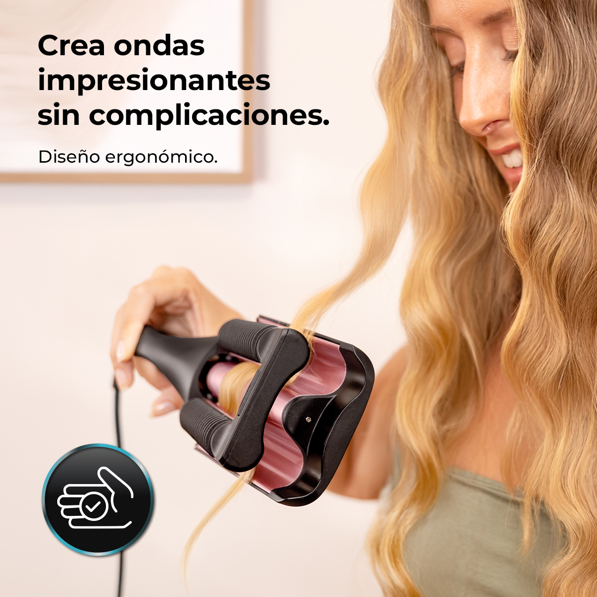 Mujer rizando el cabello con una herramienta de peinado negra y rosa. Se está peinando el cabello rubio. El texto dice 'Crea ondas impresionantes'.