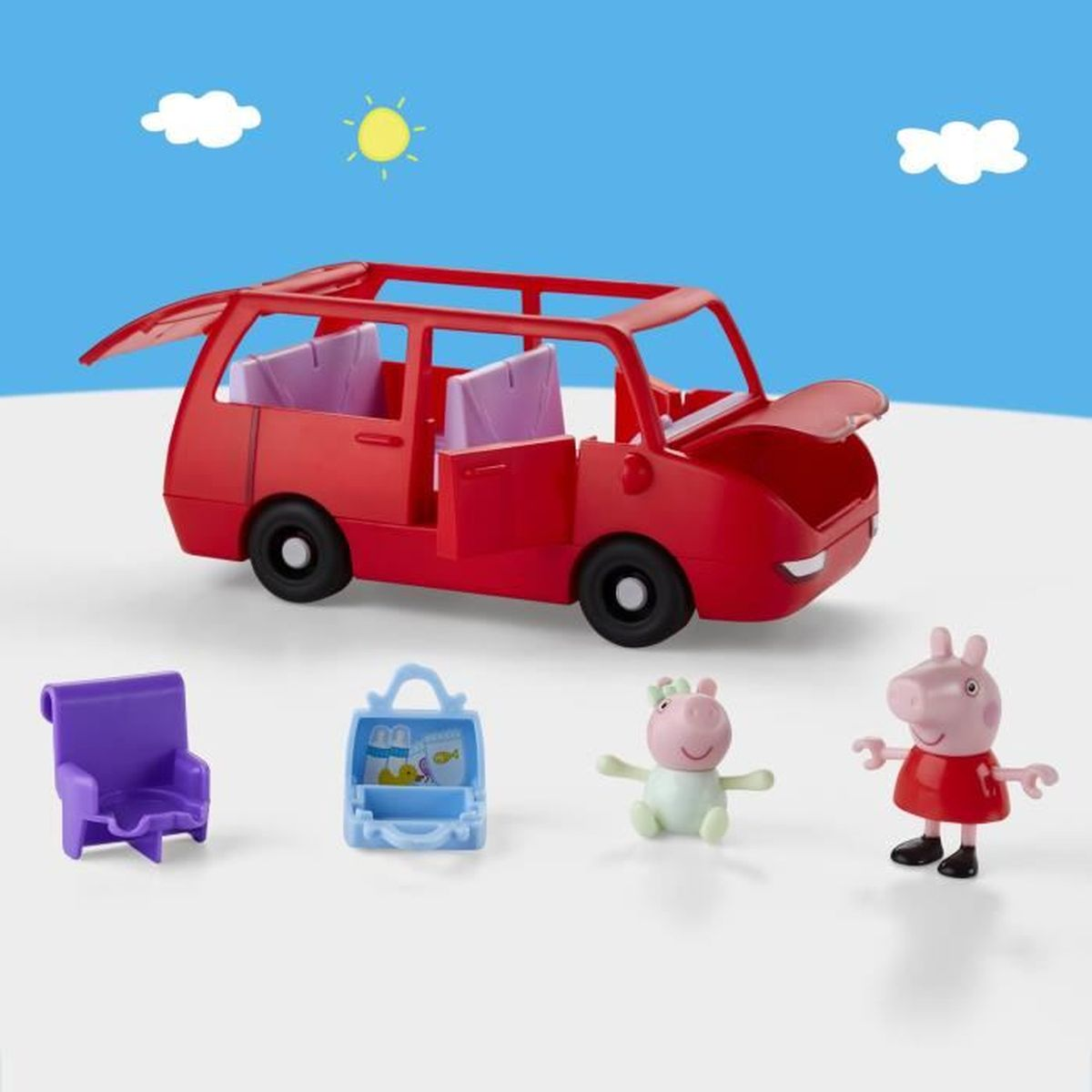 Autobús de juguete rojo con puerta y capó abiertos, con silla de juguete, maleta y dos figuras de cerdos, sobre fondo azul con sol y nubes.
