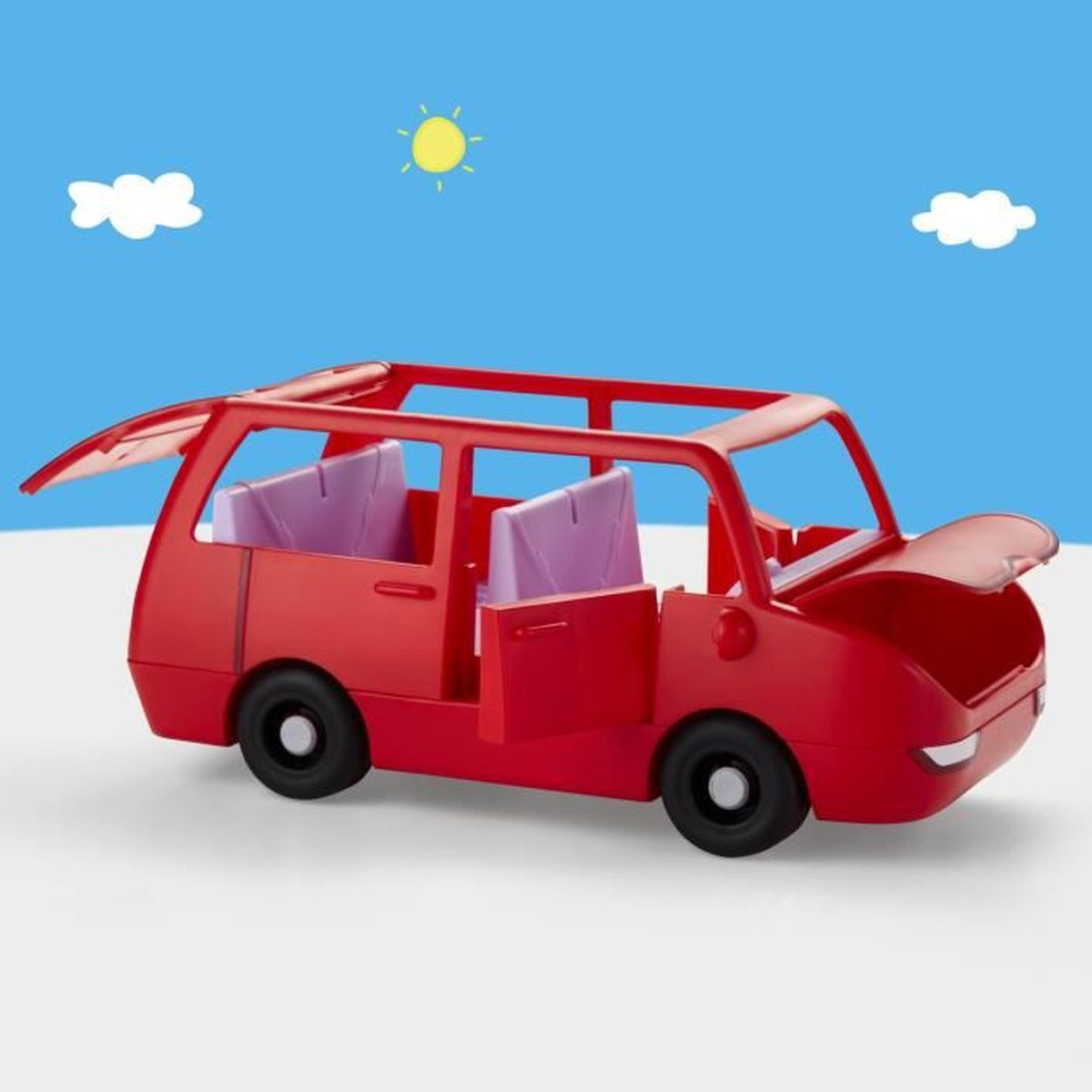 Un coche de juguete rojo con puertas y capó abiertos. Asientos morados dentro. Fondo de cielo azul con sol y nubes.