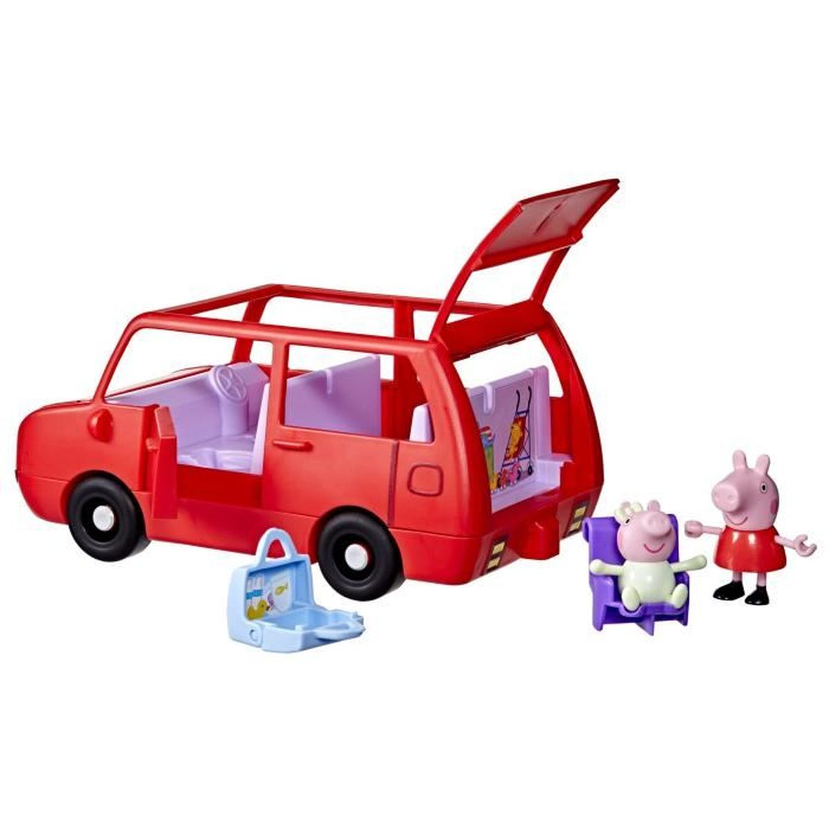 Un coche de juguete rojo con la parte trasera abierta. Dos figuras de cerdo y una maleta azul están cerca. Un cerdo está sentado en una silla morada.
