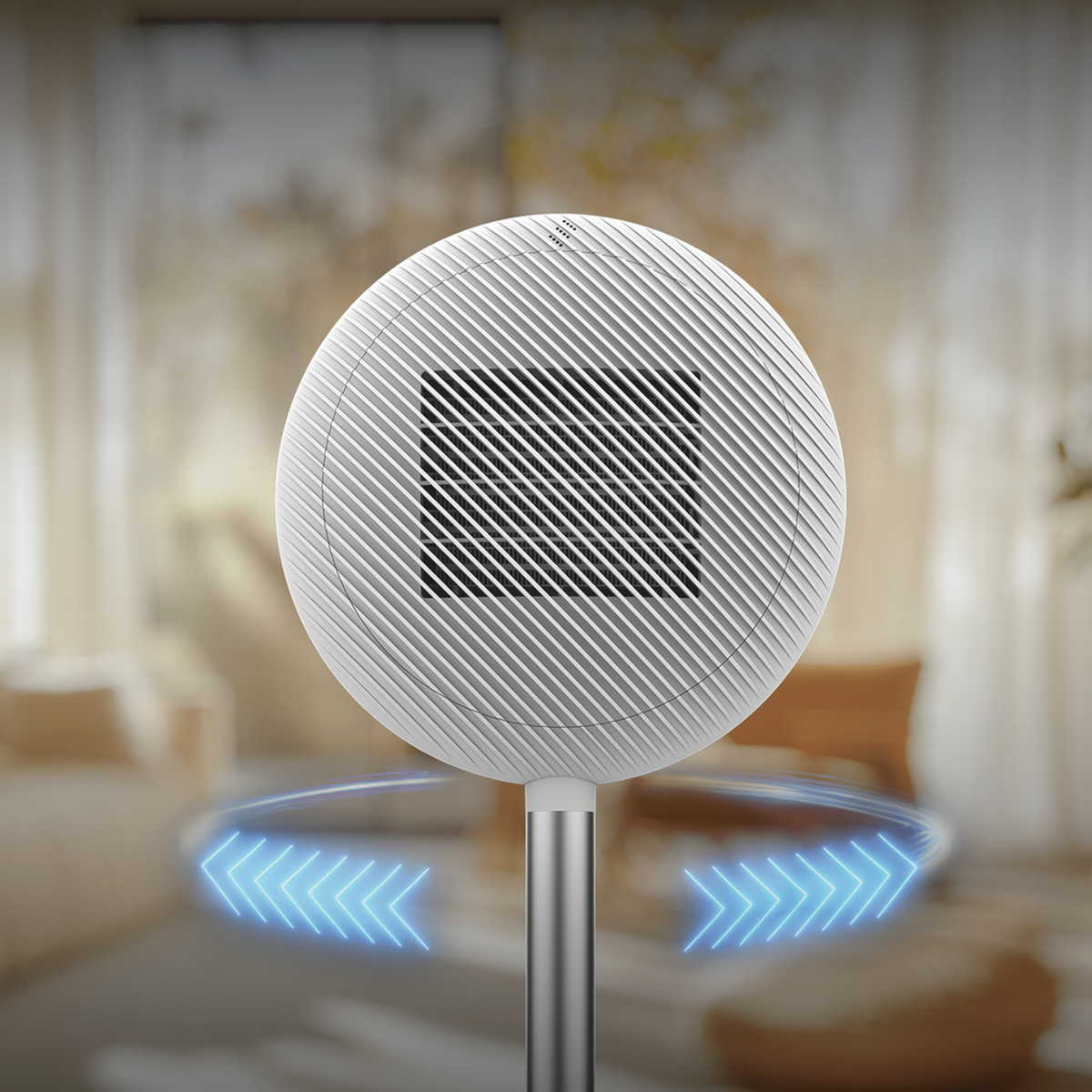 Un ventilatore bianco dal design circolare. Ha un quadrato nero al centro. Frecce blu indicano la rotazione. Lo sfondo è una stanza sfocata.