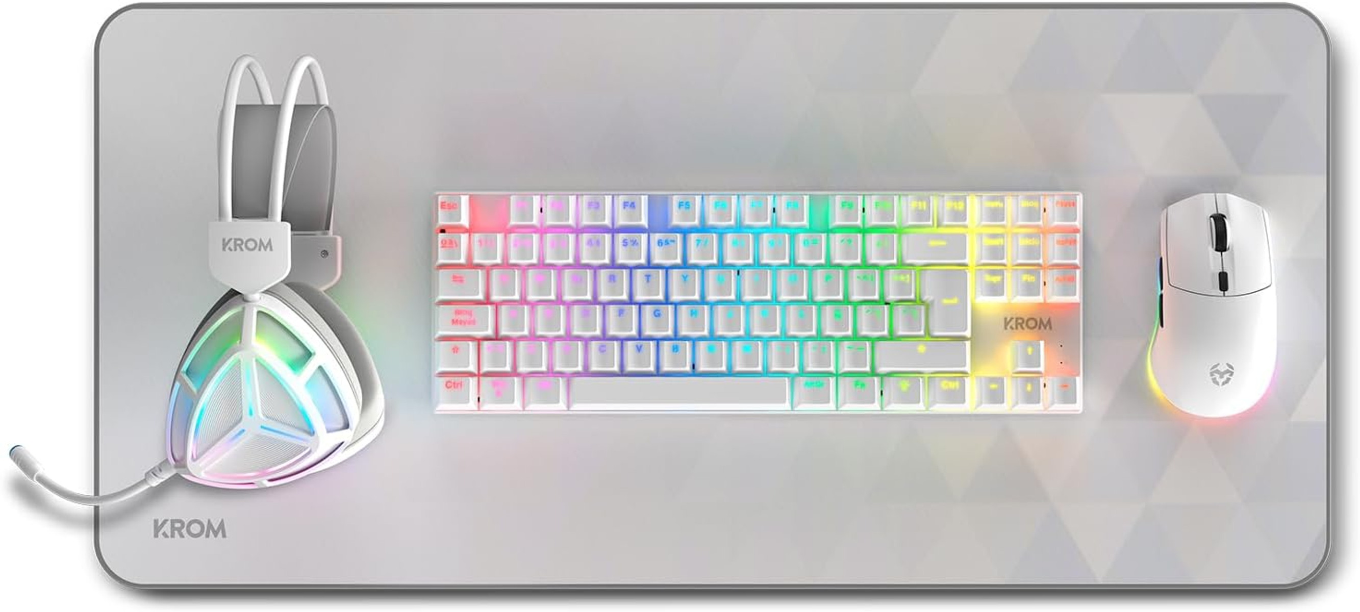 Configuración de juego blanca: auriculares, teclado y ratón sobre una almohadilla blanca. Las teclas del teclado se iluminan.