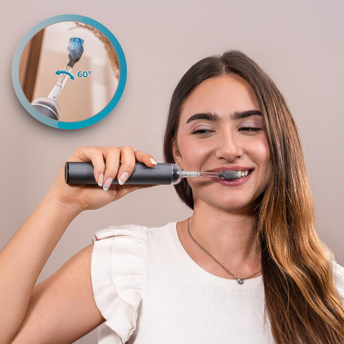 Una donna si lava i denti con uno spazzolino elettrico. Un diagramma mostra la testina a un angolo di 60 gradi.