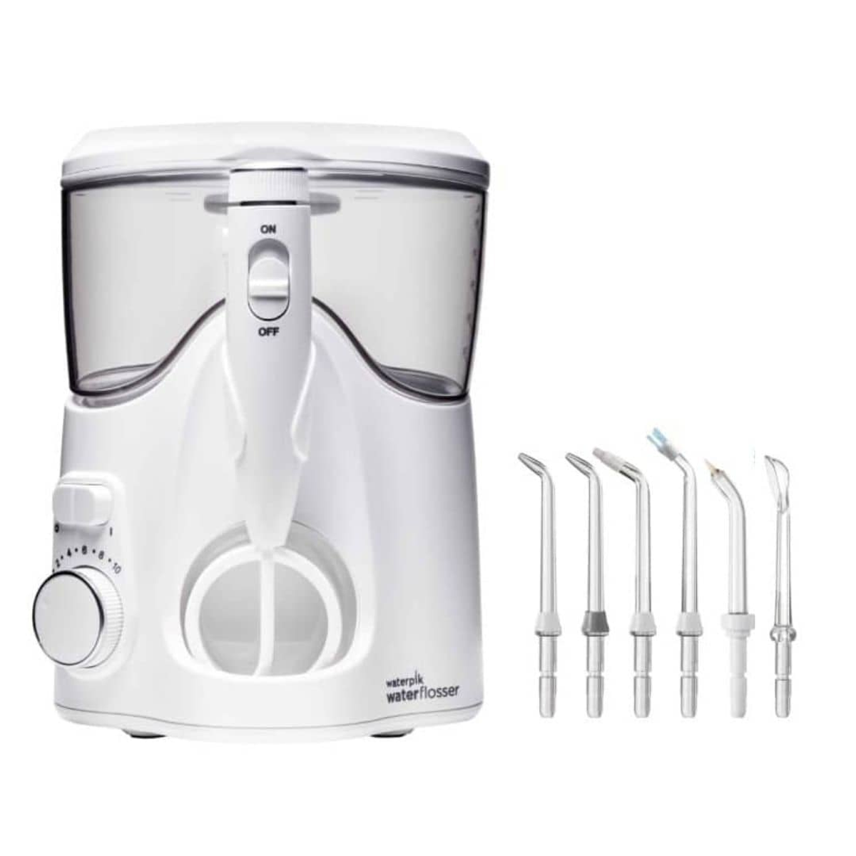Un idropulsore Waterpik bianco con varie punte intercambiabili. Il dispositivo ha un serbatoio e una manopola di controllo.