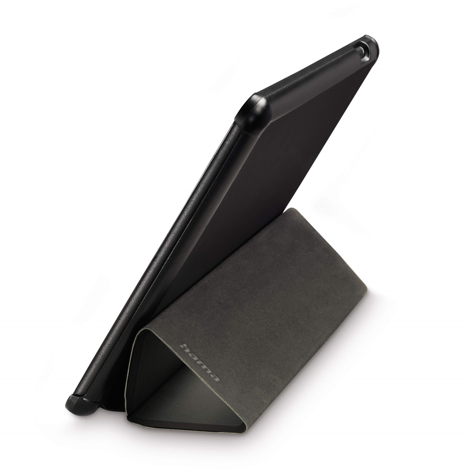 Ein schwarzes Tablet, das von einer grauen Hülle aufgestellt wird, vor einem weißen Hintergrund. Auf der Hülle steht der Markenname 'hama'.