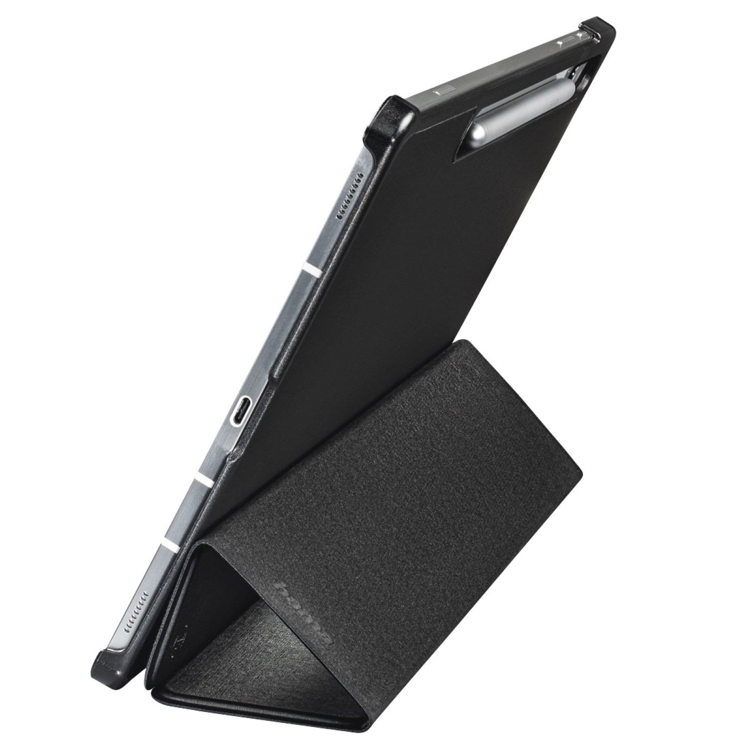 Ein schwarzes Tablet, das von einer Hülle hochgehalten wird. Ein silberner Stift ist eingesetzt. Der Hintergrund ist weiß.
