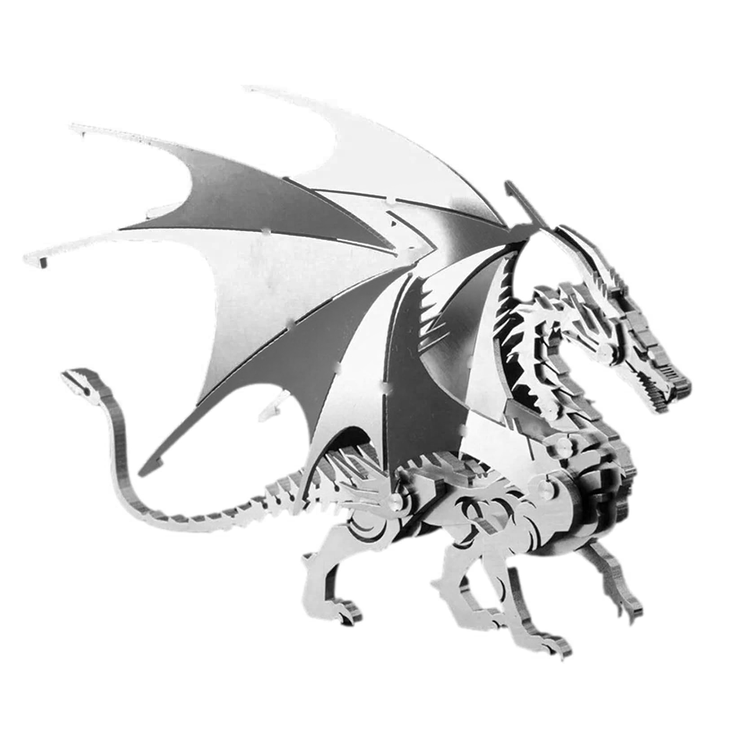 Una scultura di drago in metallo con ali, zampe e coda. È di colore argento, su sfondo bianco.
