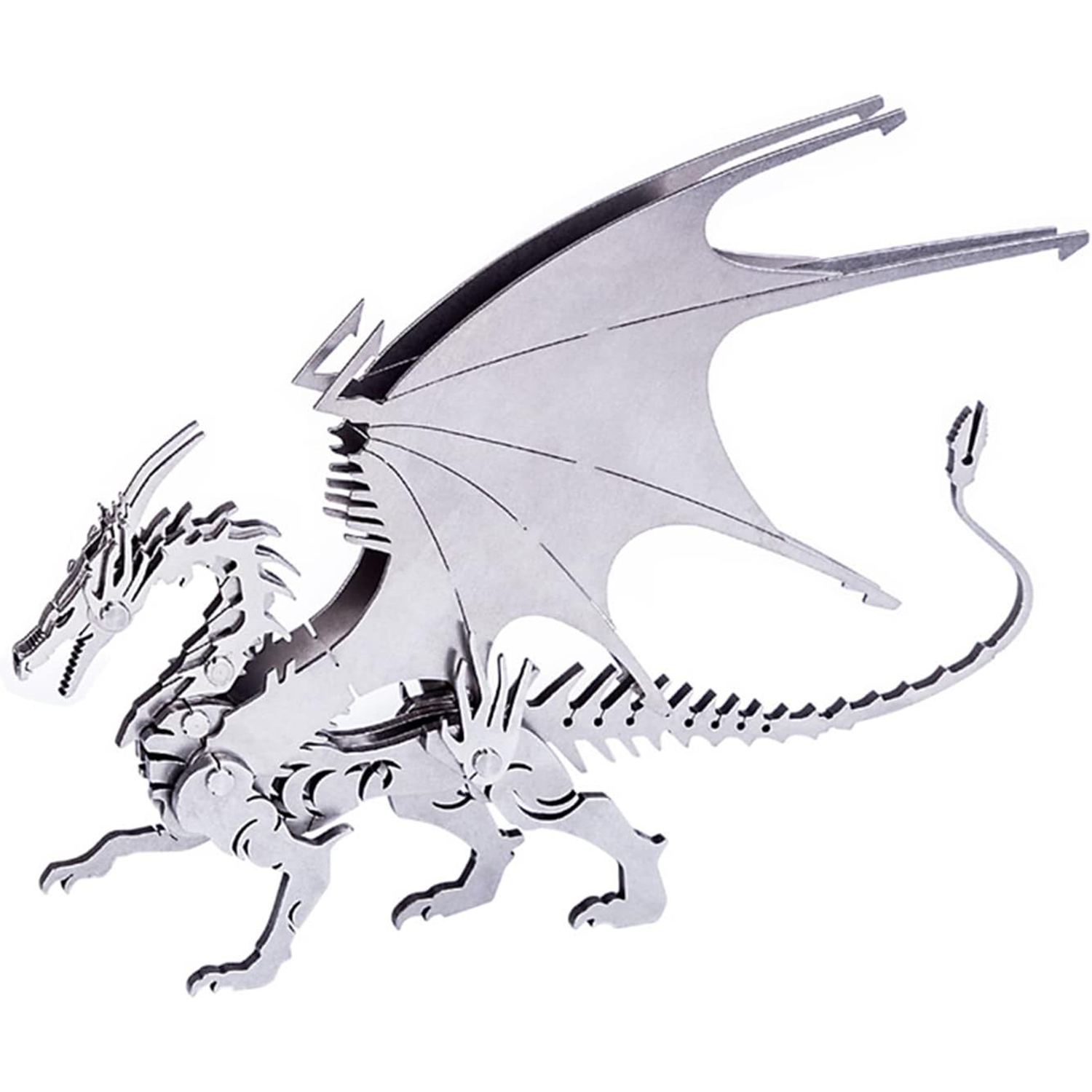 Una scultura di drago in metallo su sfondo bianco. Ha ali, una lunga coda e dettagli del corpo. Il drago è argentato.