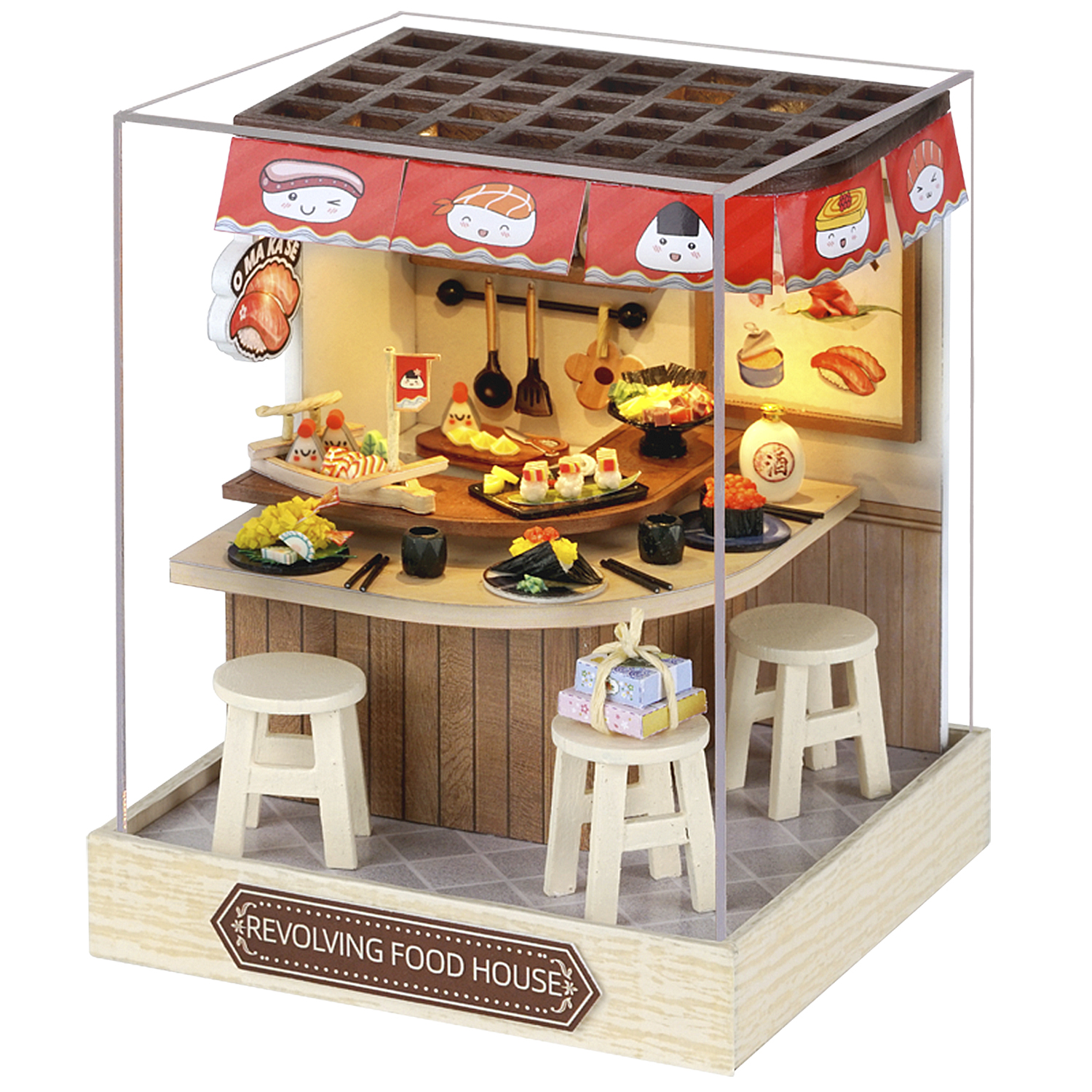 Un diorama di un ristorante di sushi in miniatura. Presenta sushi, sgabelli, una tenda rossa con facce di sushi dei cartoni animati e un'insegna 'Revolving Food House'.