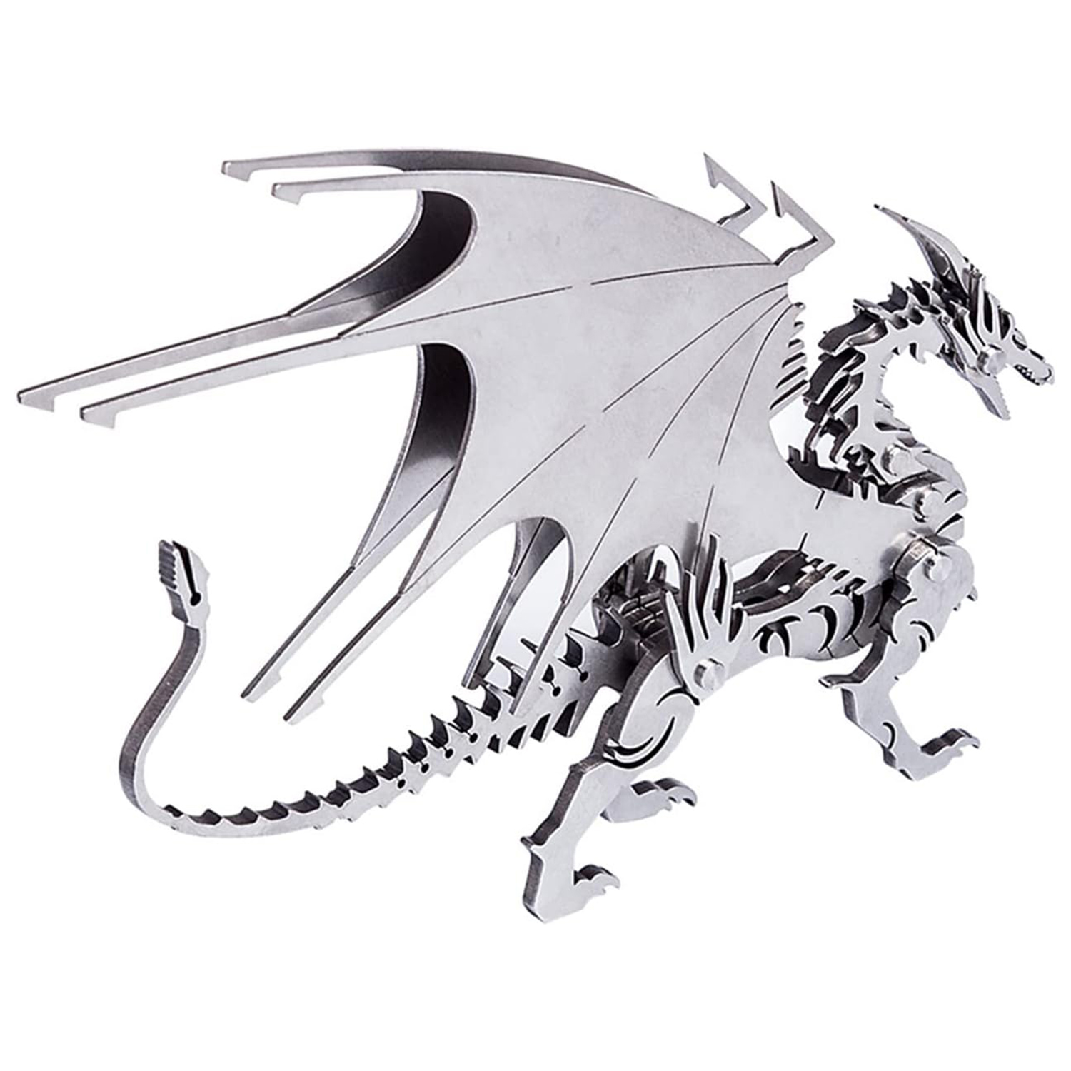 Un puzzle di drago metallico, color argento, su sfondo bianco. Ha ali, corpo e coda dettagliati. Il drago guarda a destra.