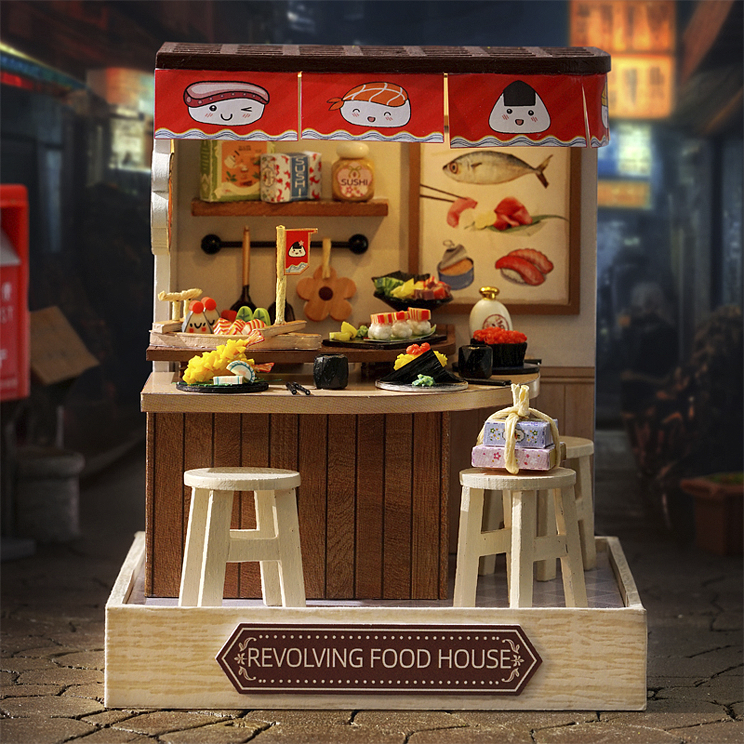 Negozio di sushi in miniatura con sgabelli, cibo e tenda rossa. Facciata in legno, esposizione di sushi e scena di strada sullo sfondo.